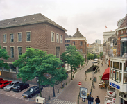 123615 Gezicht op een gedeelte van de voormalige Afdeling Burgerzaken (Ganzenmarkt 7) van het Stadhuis (Stadhuisbrug 1) ...